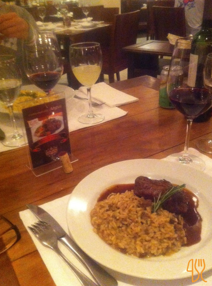 Mesa posta com vinho